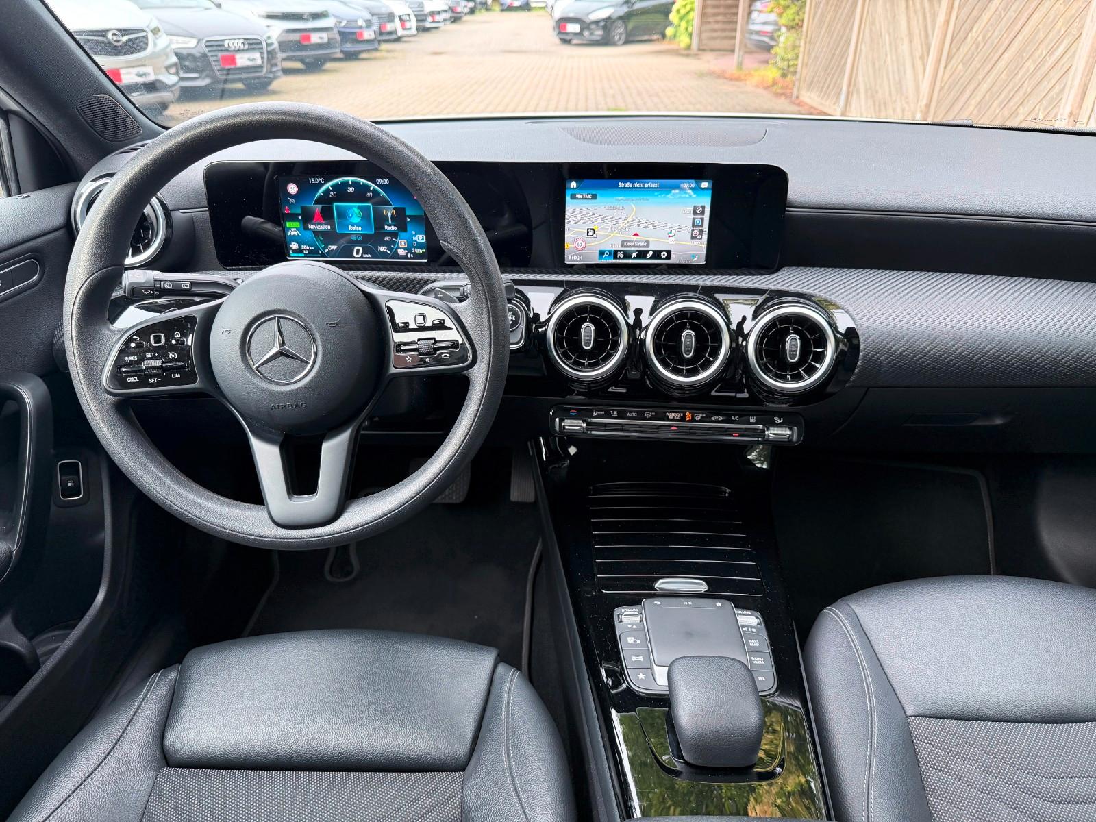 Mercedes-Benz A 250 e°Navigation°Parkass.°LED