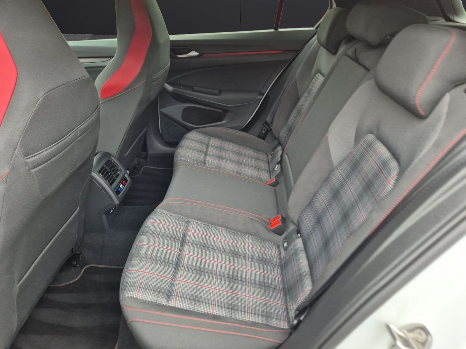 Fahrzeugabbildung Volkswagen Golf VIII GTI TSI DSG ACC LED AHZV