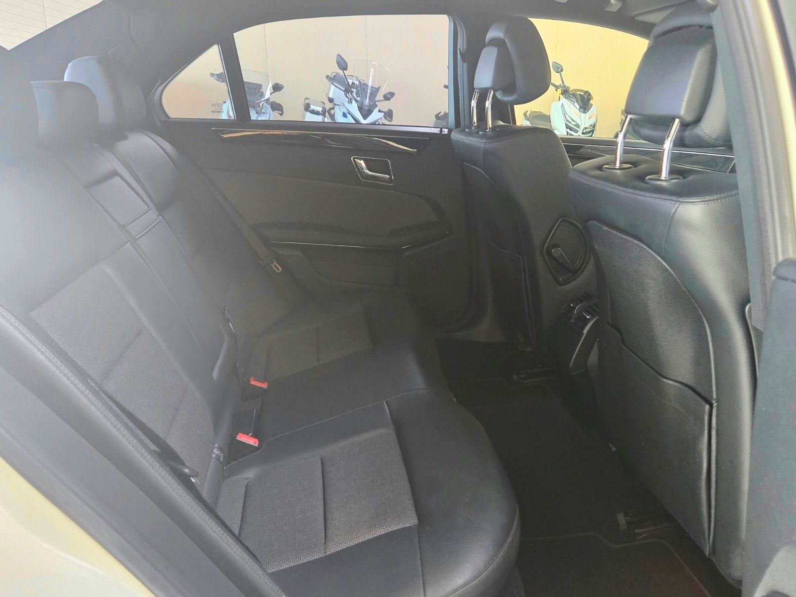 MERCEDES-BENZ E 220 — zdjęcie 12