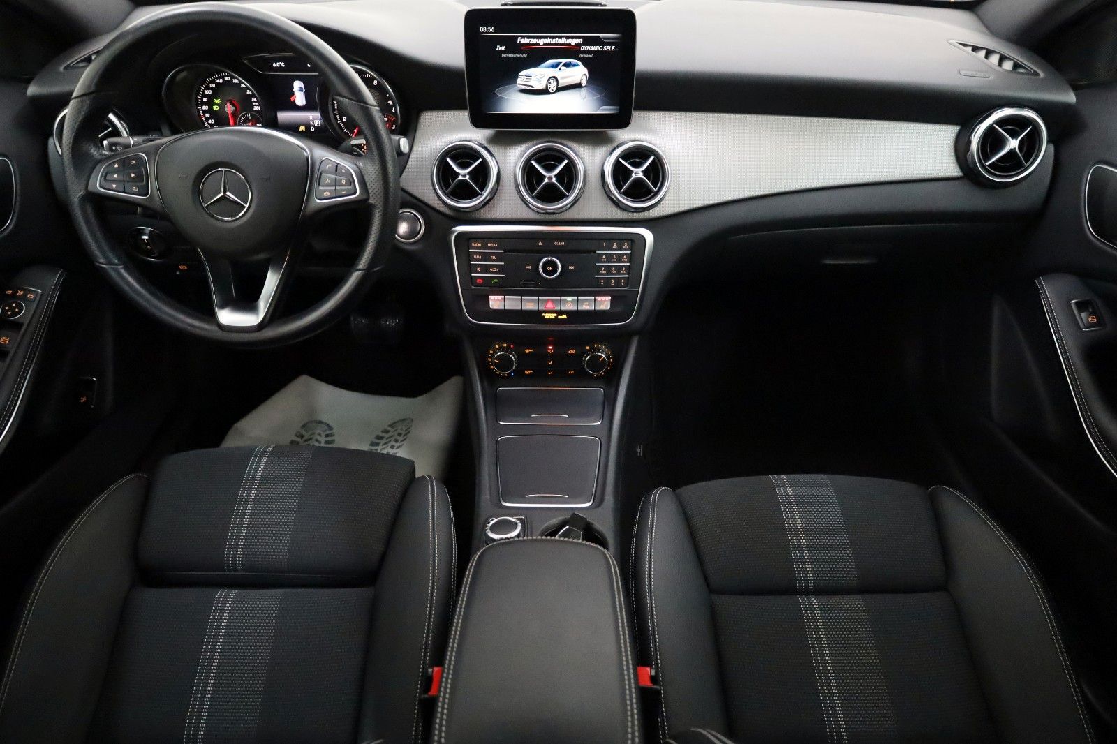 Fahrzeugabbildung Mercedes-Benz GLA 200 Urban T.Leder,Navi,LED,Kamera,SH,SR+WR