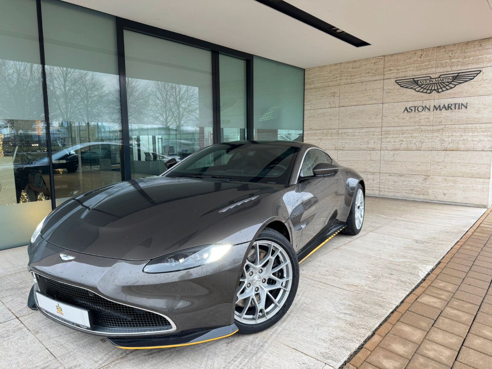 ASTON MARTIN V8 Vantage