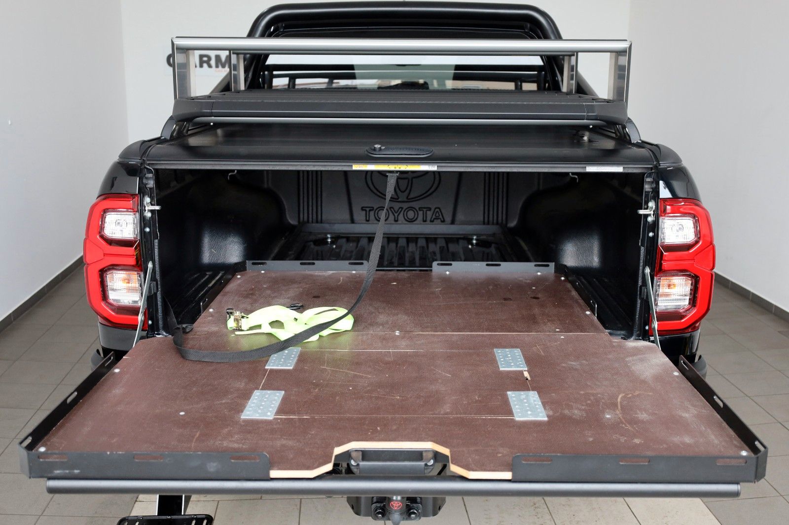 Fahrzeugabbildung Toyota Hilux 2.8 D-4D Invincible, Rollbügel, Rollo, AHK