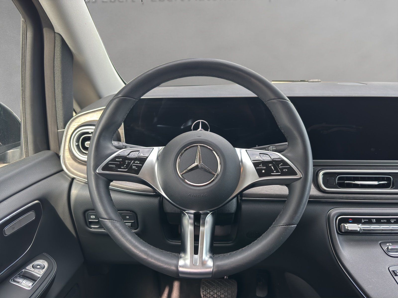 Fahrzeugabbildung Mercedes-Benz V300d 4M XL Avantg DISTRO 8-Sitz AHK Standh MLED
