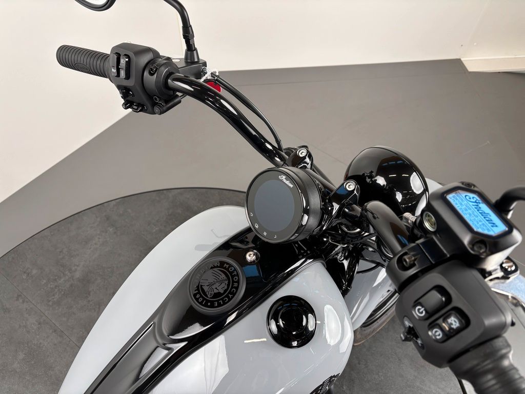 Fahrzeugabbildung Indian CHIEF BOBBER DARK HORSE *JEKILL & HYDE*
