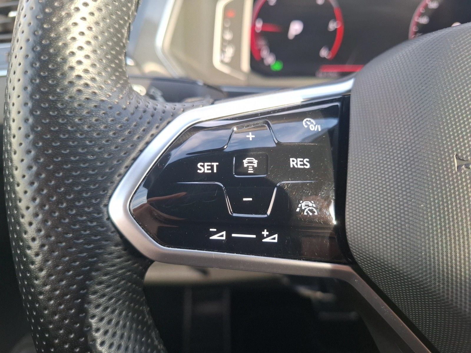 Fahrzeugabbildung Volkswagen Tiguan Allspace TDI R-Line DSG 4M Matrix AHK Nav