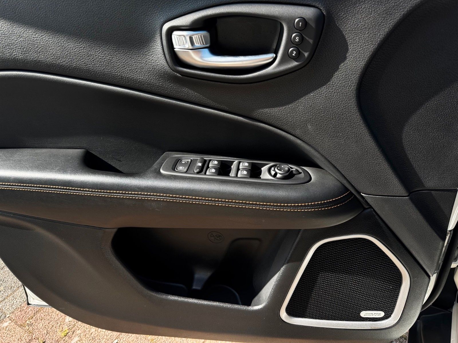 Fahrzeugabbildung Jeep COMPASS LIMITED 4X4 GLASDACH SITZKÜHLUNG DIESEL
