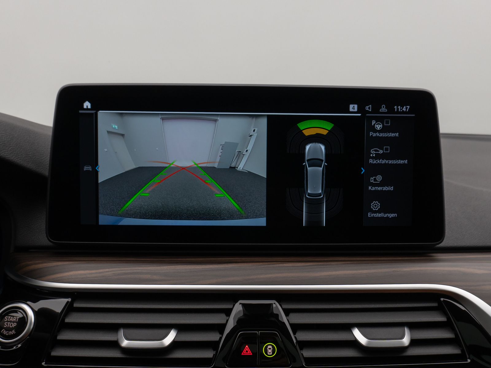 Fahrzeugabbildung BMW 530e Panorama Kamera HUD DAB HiFi Alarm Sport