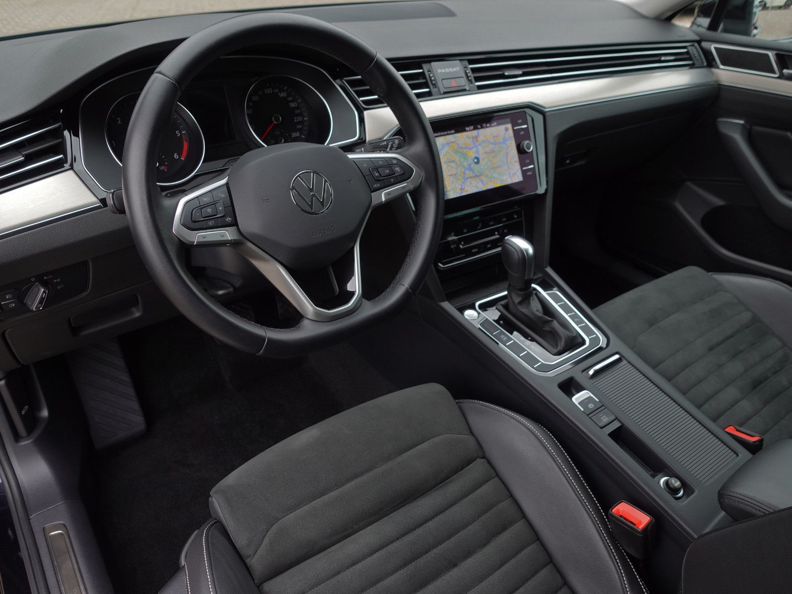 Fahrzeugabbildung Volkswagen Passat Variant 2.0 TDI DSG Elegance IQ-Light AHK