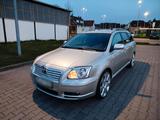 Toyota Avensis t25 kombi - Toyota Avensis T25 mit Benzin-Antrieb