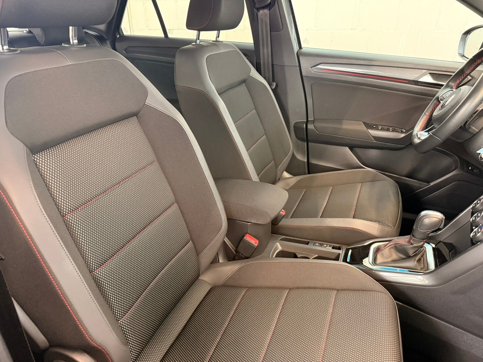 Fahrzeugabbildung Volkswagen T-Roc 1.5 TSI Sport DSG +AHK+Navi+ACC+Light-Ass.