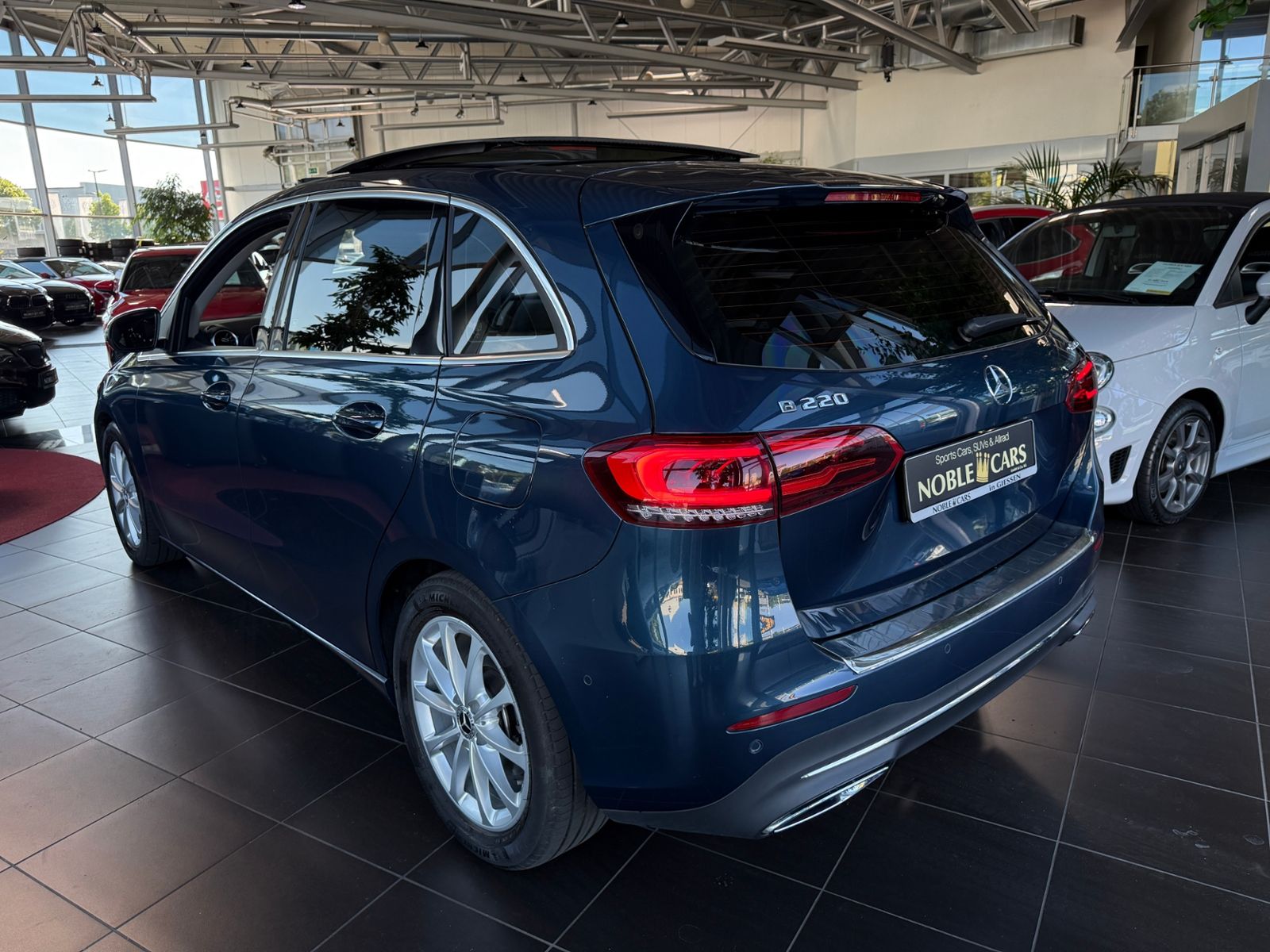 Fahrzeugabbildung Mercedes-Benz B 220 4Matic PANO LED NAV RFK SHZ ALU