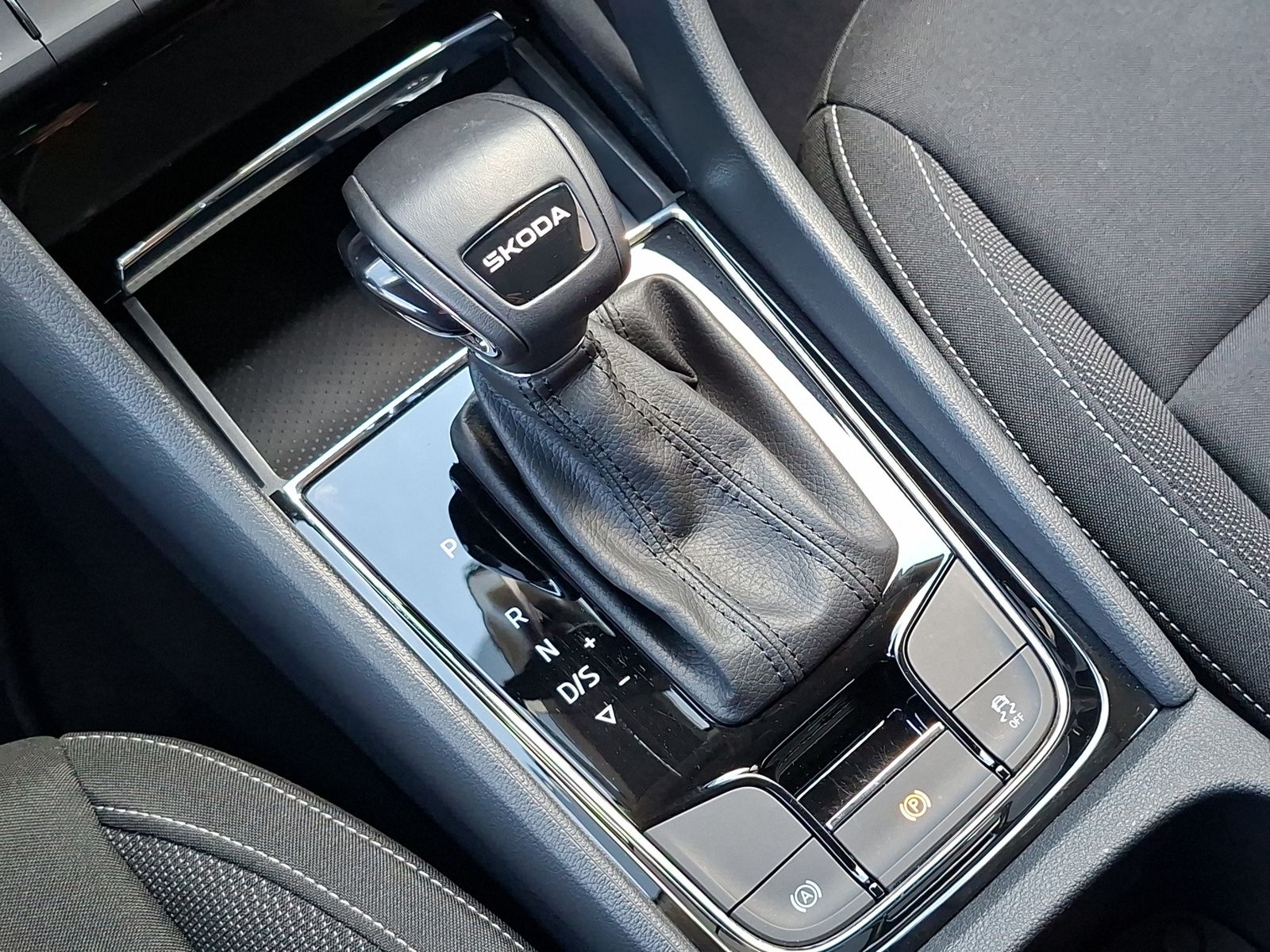 Fahrzeugabbildung SKODA Karoq 1.5L DSG*ACC*Smartlink*LED*DAB*ViCo**