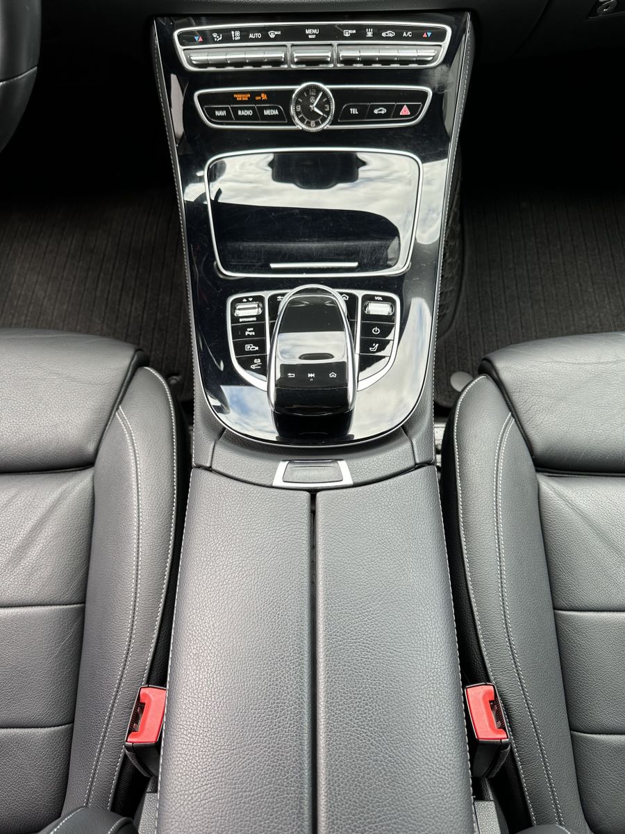 Fahrzeugabbildung Mercedes-Benz E 300de T AMG-Line NAV+LED+AHK+KAMERA+HEAD-UP+PP