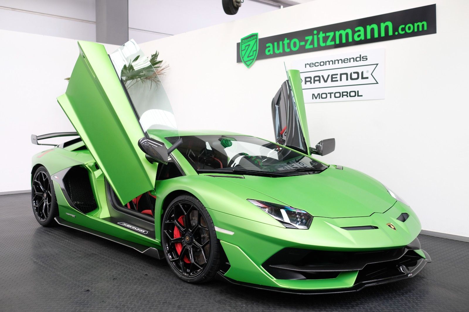 LAMBORGHINI Aventador