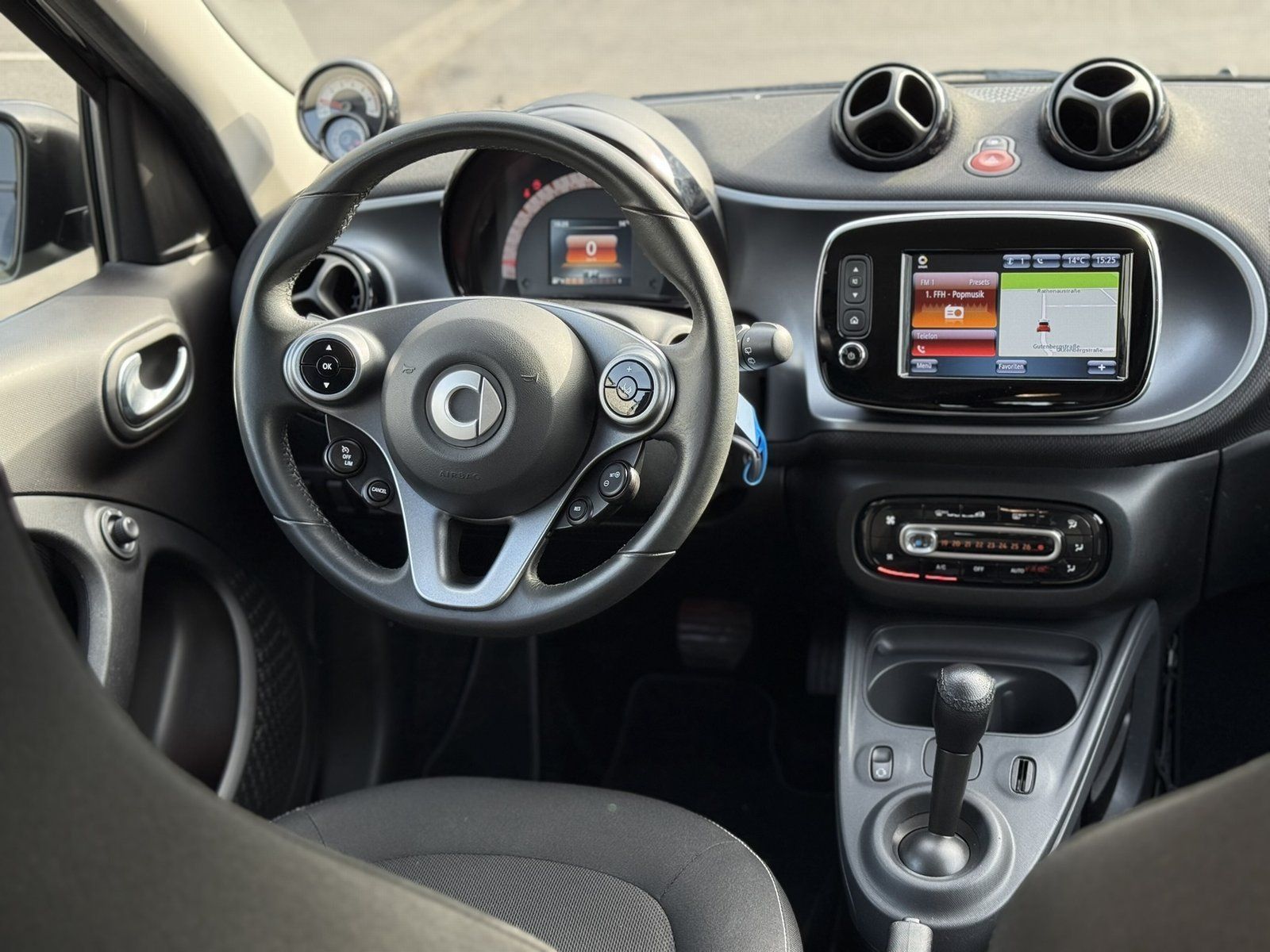 Fahrzeugabbildung Smart forfour*AUTOMATIK*NAVI*PDC*SITZHEIZUNG*
