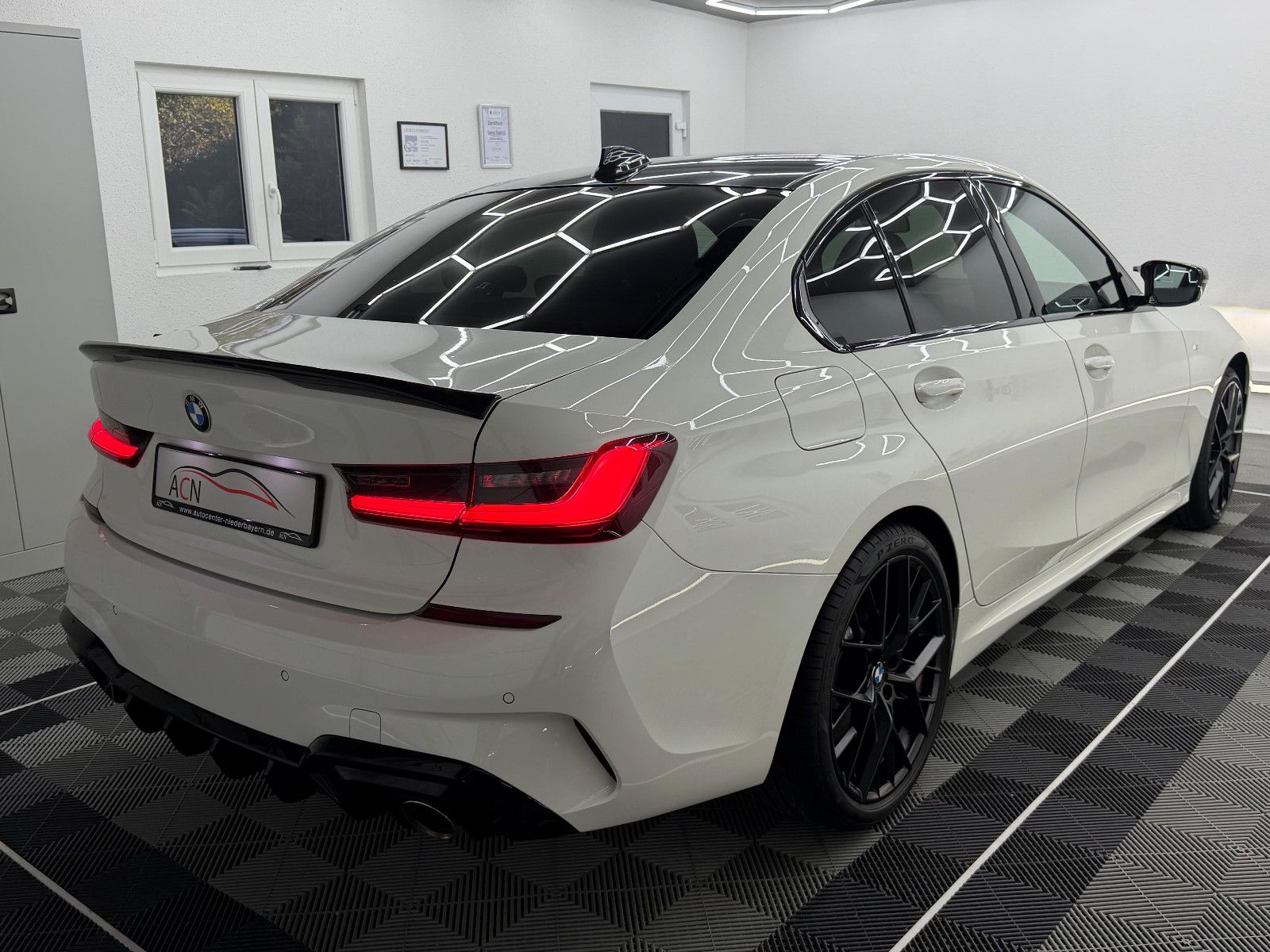 Fahrzeugabbildung BMW 330i xDrive M-SPORT/HUD/DE-FZG/HiFi/LIVE CO/2.HD