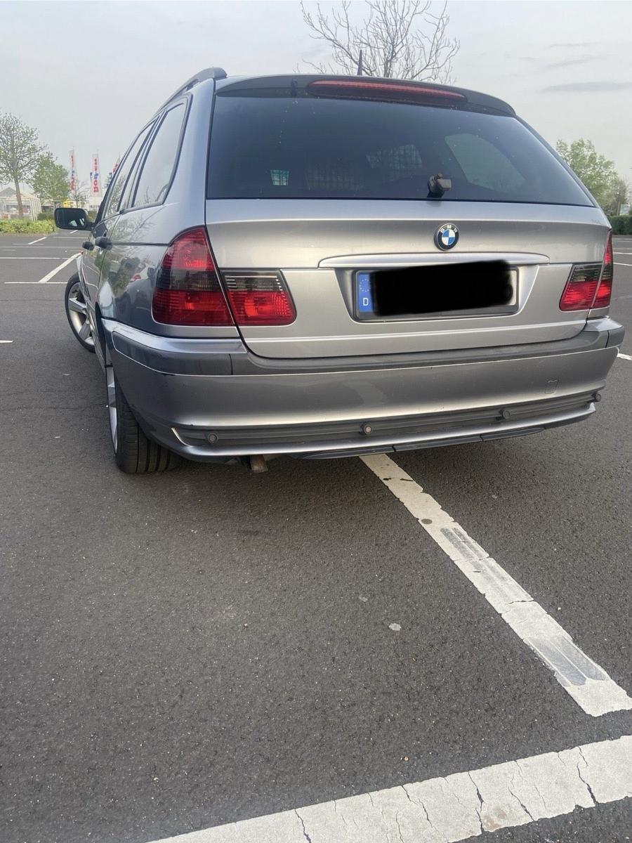 BMW 320 2004 — rear view