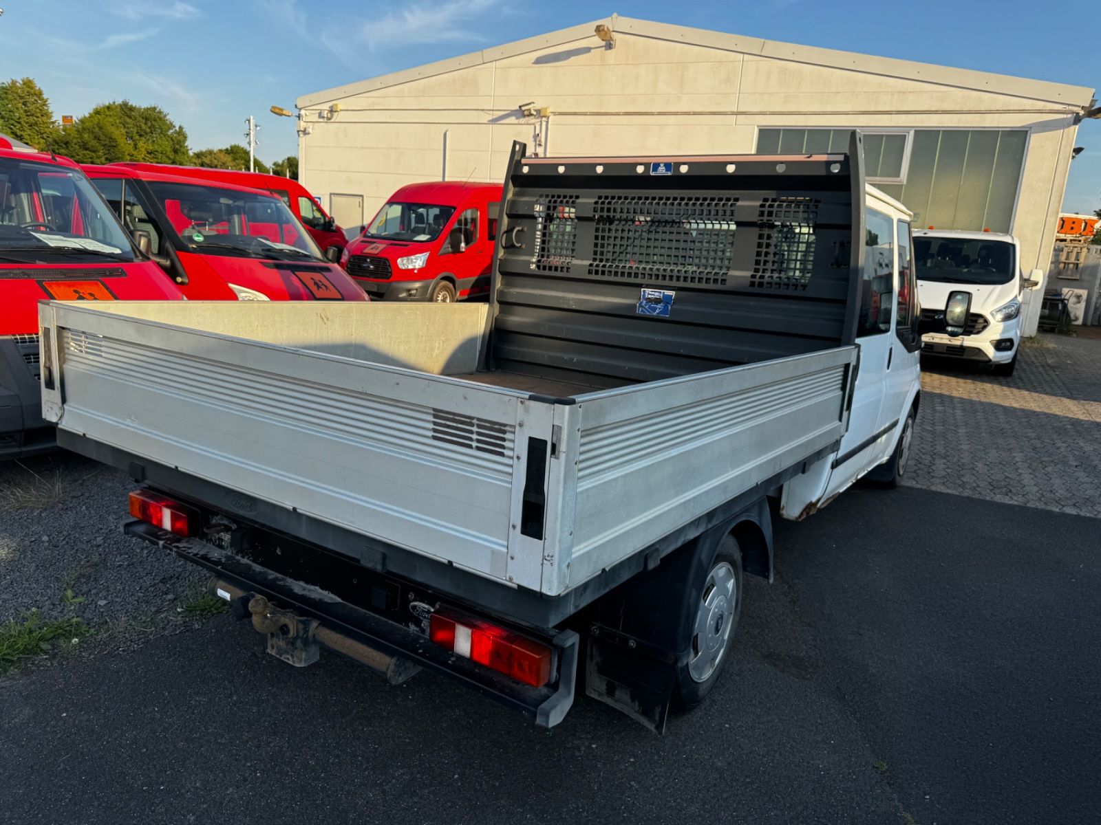 Fahrzeugabbildung Ford Transit Pritsche FT 300 M Doppelkabine Trend