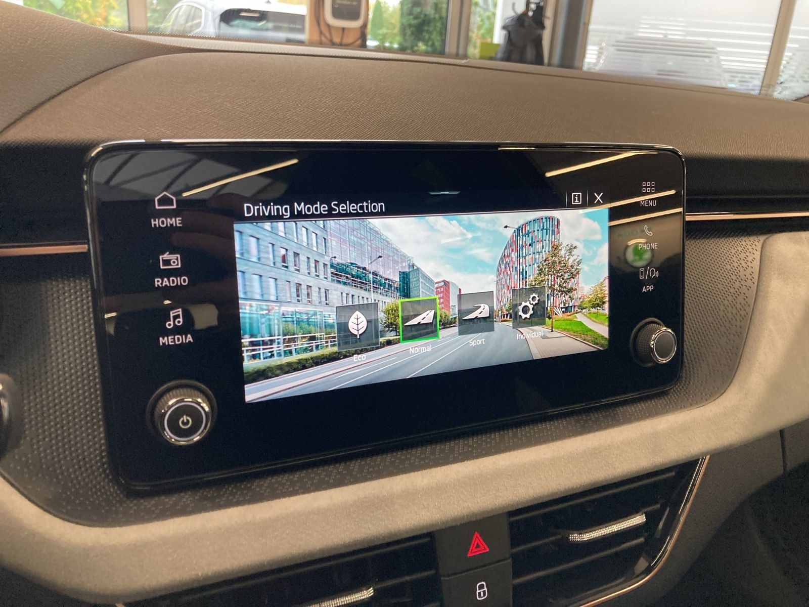 Fahrzeugabbildung SKODA Kamiq TOUR TSI MATRIX PANO DAB RÜCKFK