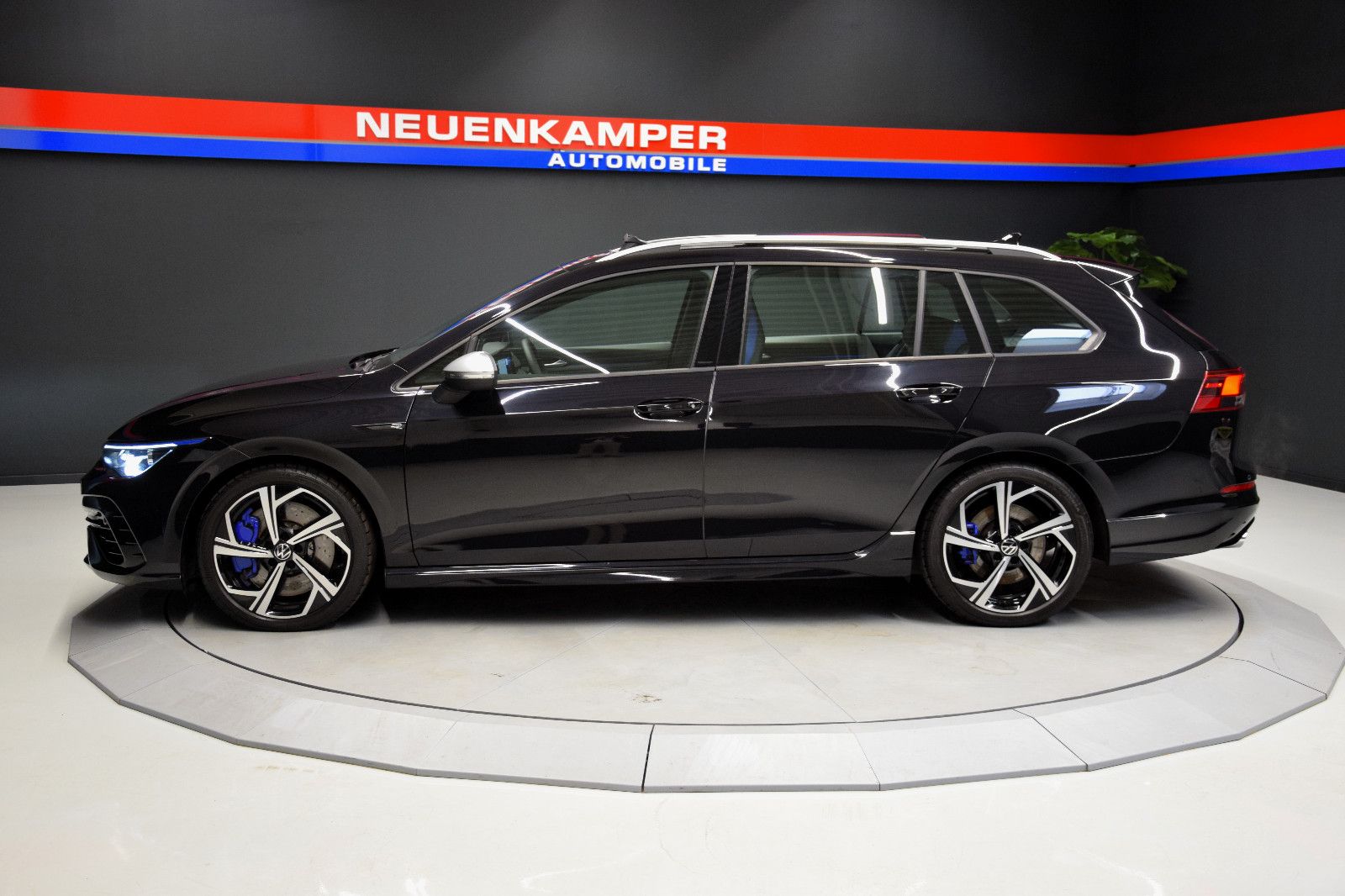 Fahrzeugabbildung Volkswagen Golf VIII Variant R 4Motion Pano ACC Sitzbel.