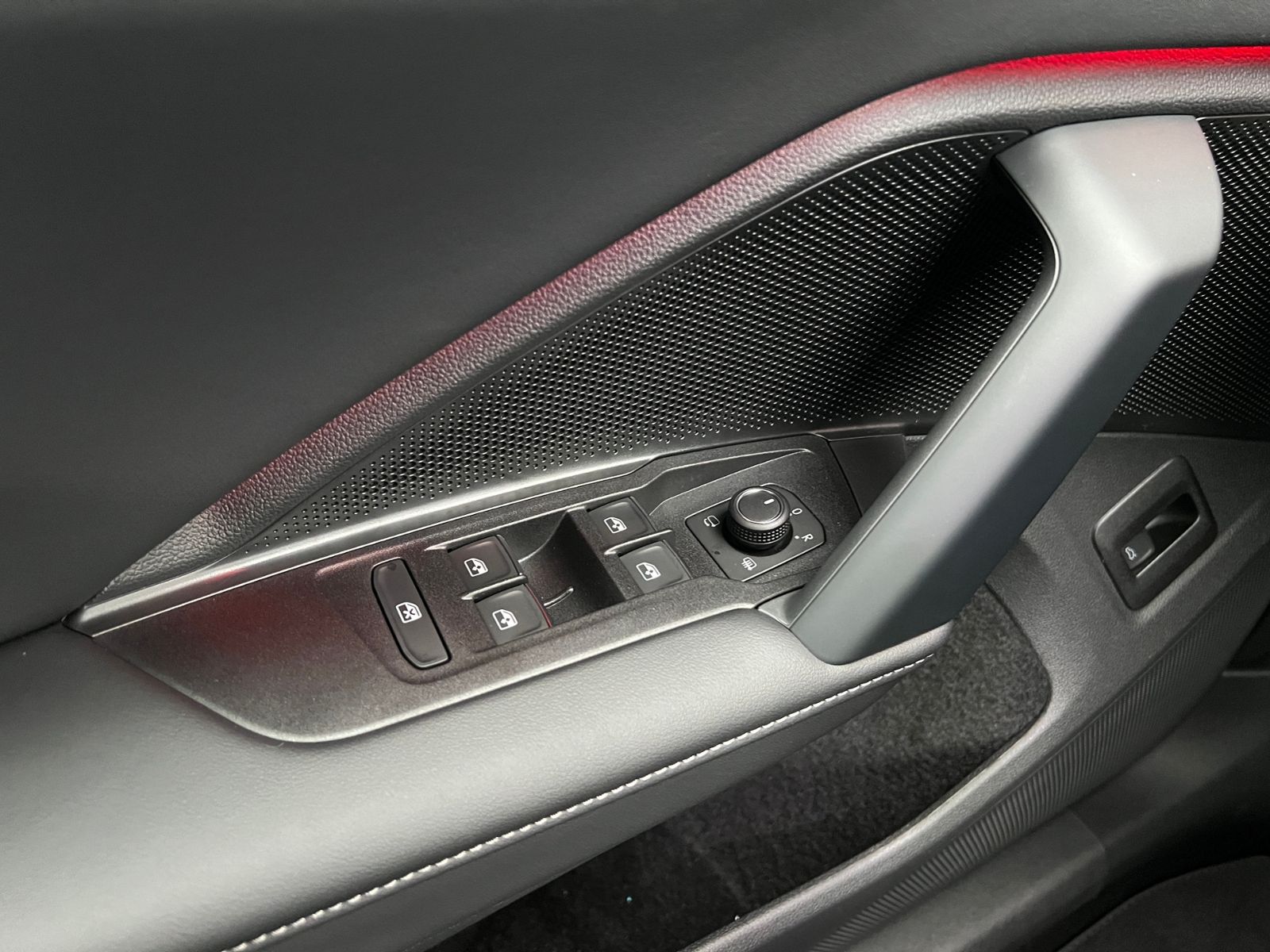 Fahrzeugabbildung Volkswagen Tiguan Elegance 2.0 TDI DSG *AHK, IQ.Light, 18'-