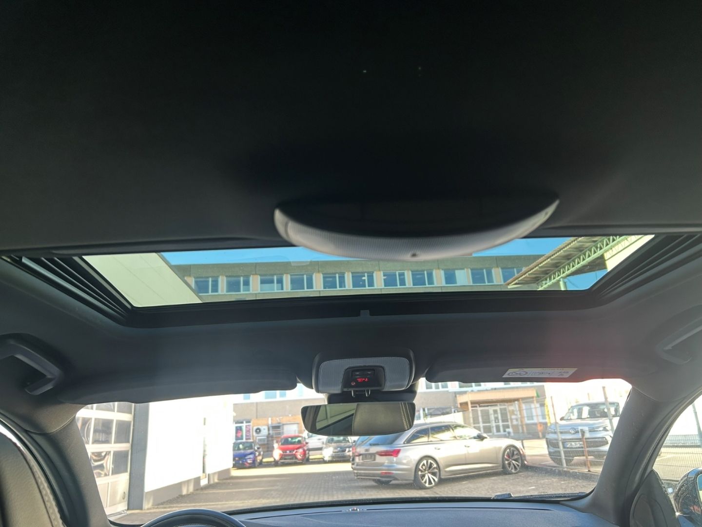 Fahrzeugabbildung Volvo V60 D3 Linje Svart Pano Leder digital SHZ H&R Ka