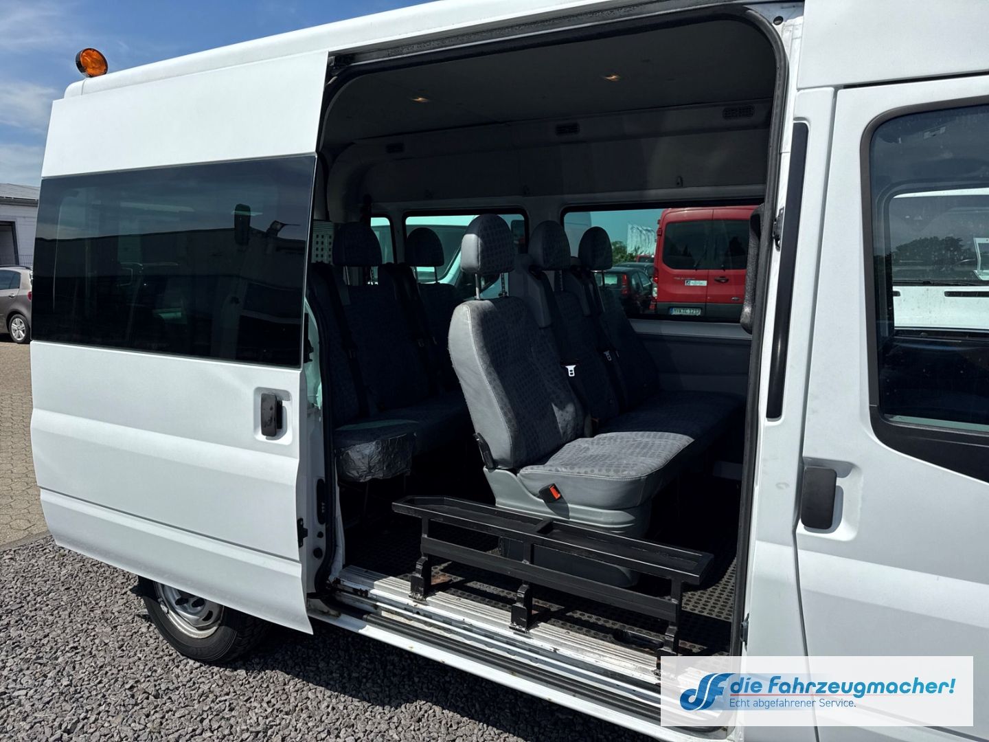 Fahrzeugabbildung Ford Transit Kombi FT300 2.2 TDCI 2x Klima eFH ZV ESP