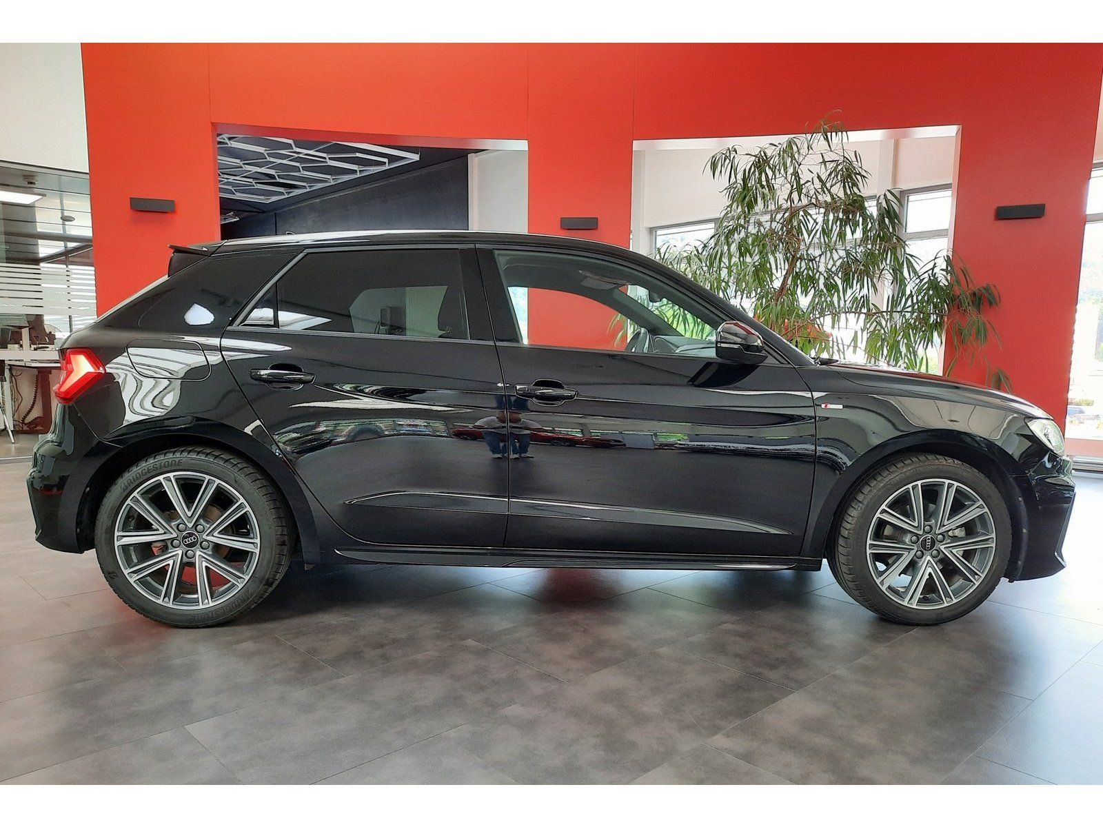 Fahrzeugabbildung Audi A1 Sportback 30 TFSI S-line *Cam*LED*PDC*Navi*
