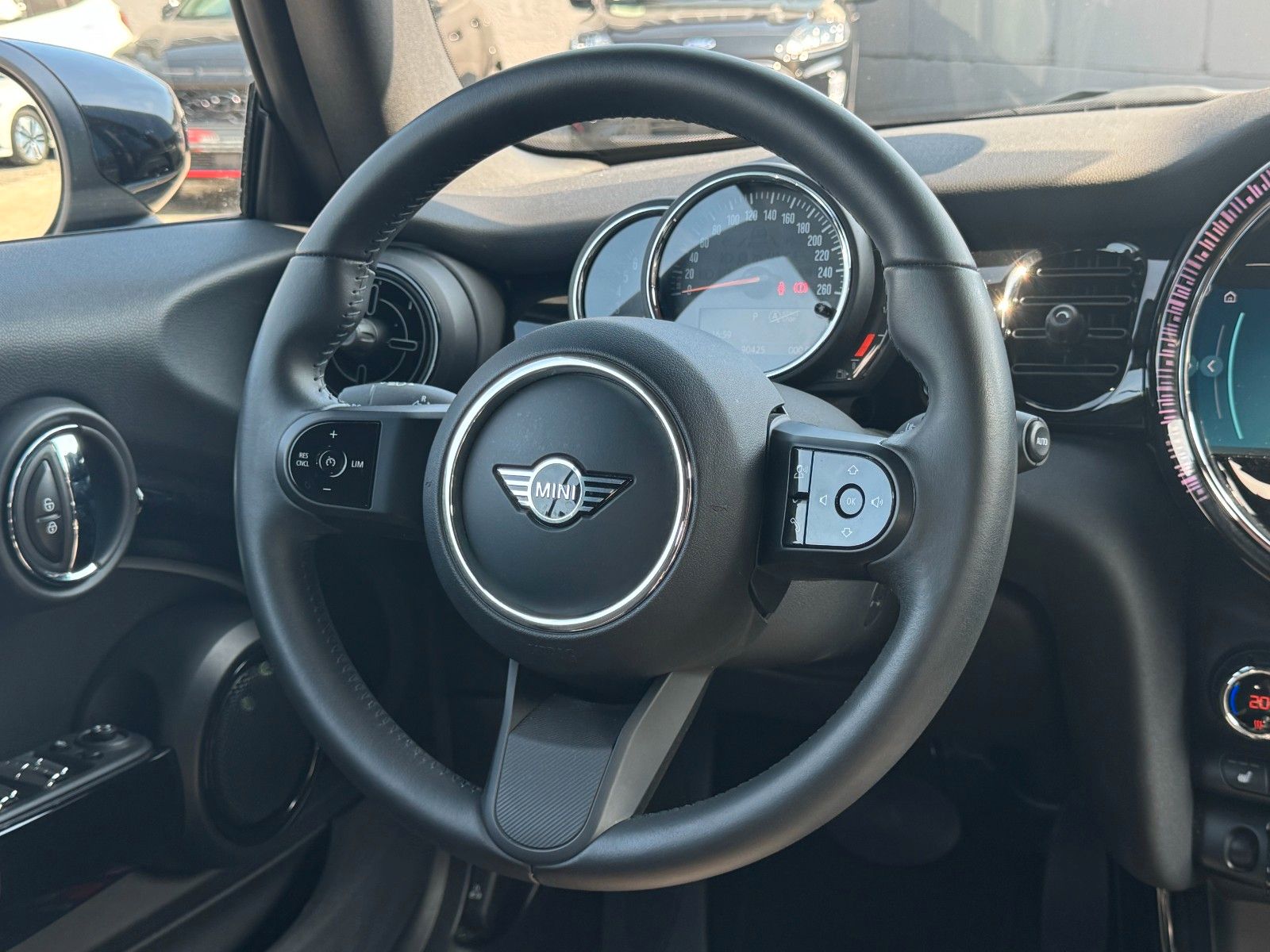 Fahrzeugabbildung MINI Cooper Cabrio Autom. Essential Trim Temp PDC SHZ