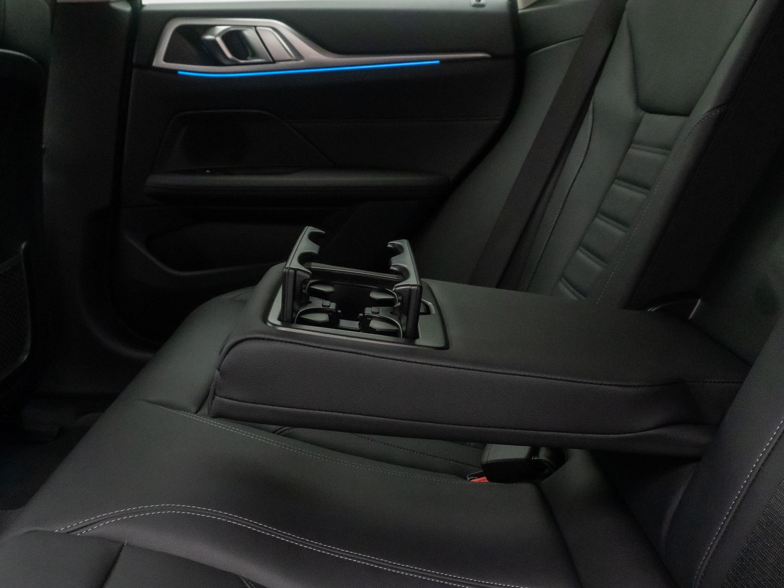 Fahrzeugabbildung BMW i4 eD40 GC HiFi Alarm Kamera HUD Leder 19Zoll