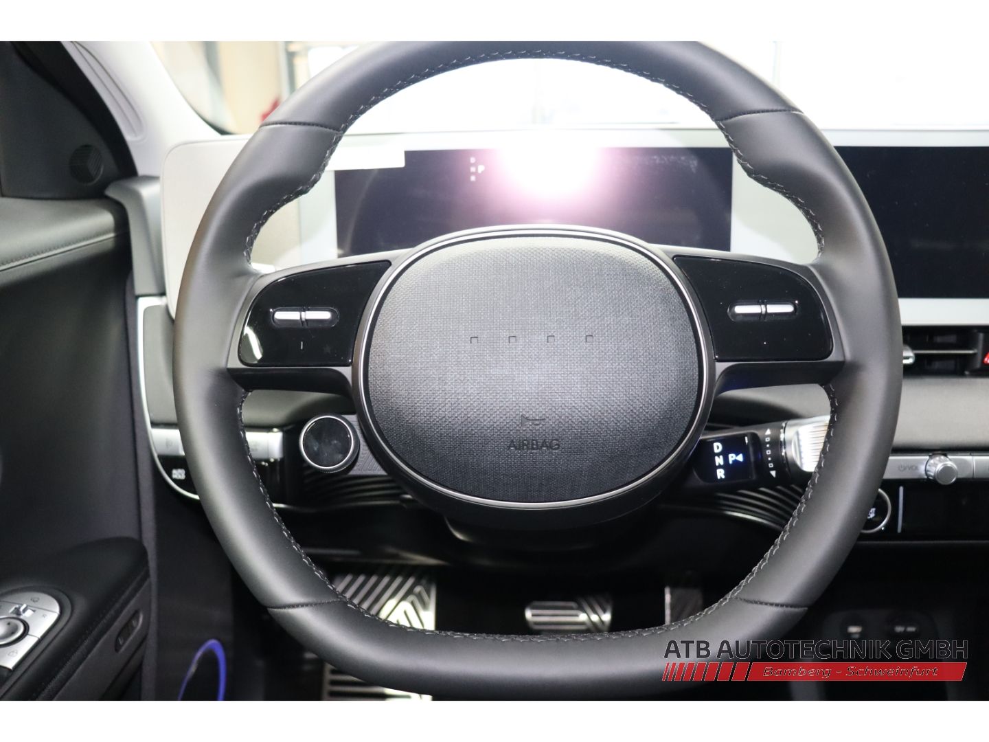 Fahrzeugabbildung Hyundai IONIQ 5 Uniq SOH 100% 4WD 77,4 kWh Relax-Paket 2