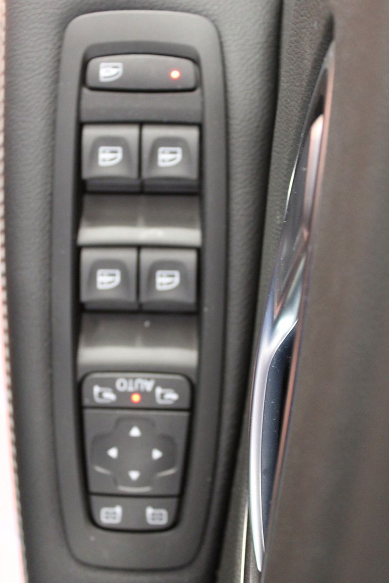 Fahrzeugabbildung Renault Grand Scenic TCe140 Limited Deluxe EDC 7-Sitzer