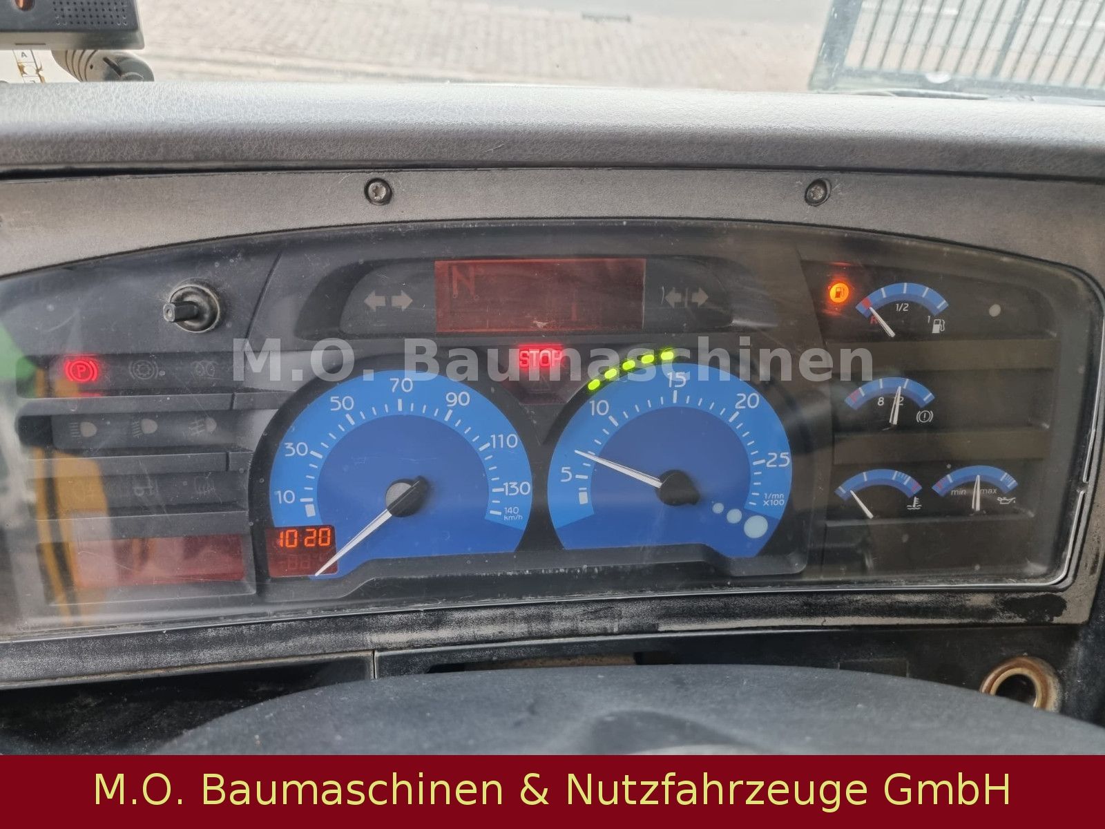 Fahrzeugabbildung Renault Kerax 370 / 8x4 / Bordmatik / Blattfederung/12m³