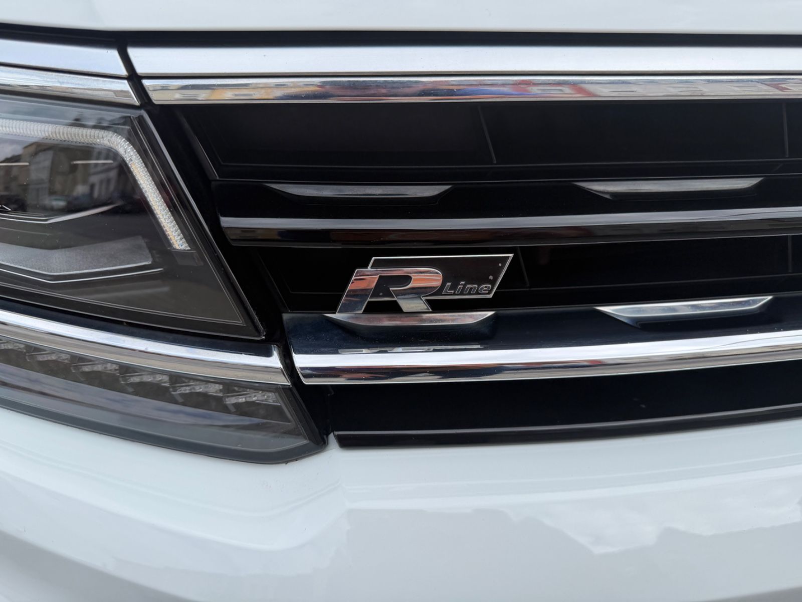 Fahrzeugabbildung Volkswagen Tiguan R-LINE 4Motion LED NAVI KAM. ACC SCHECKH.
