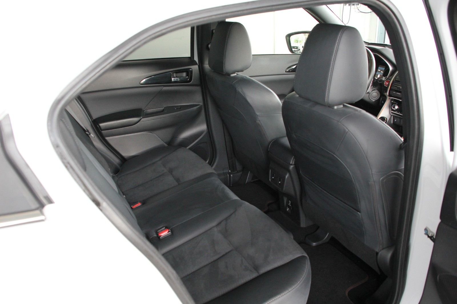 Fahrzeugabbildung Mitsubishi Eclipse Cross PHEV Select