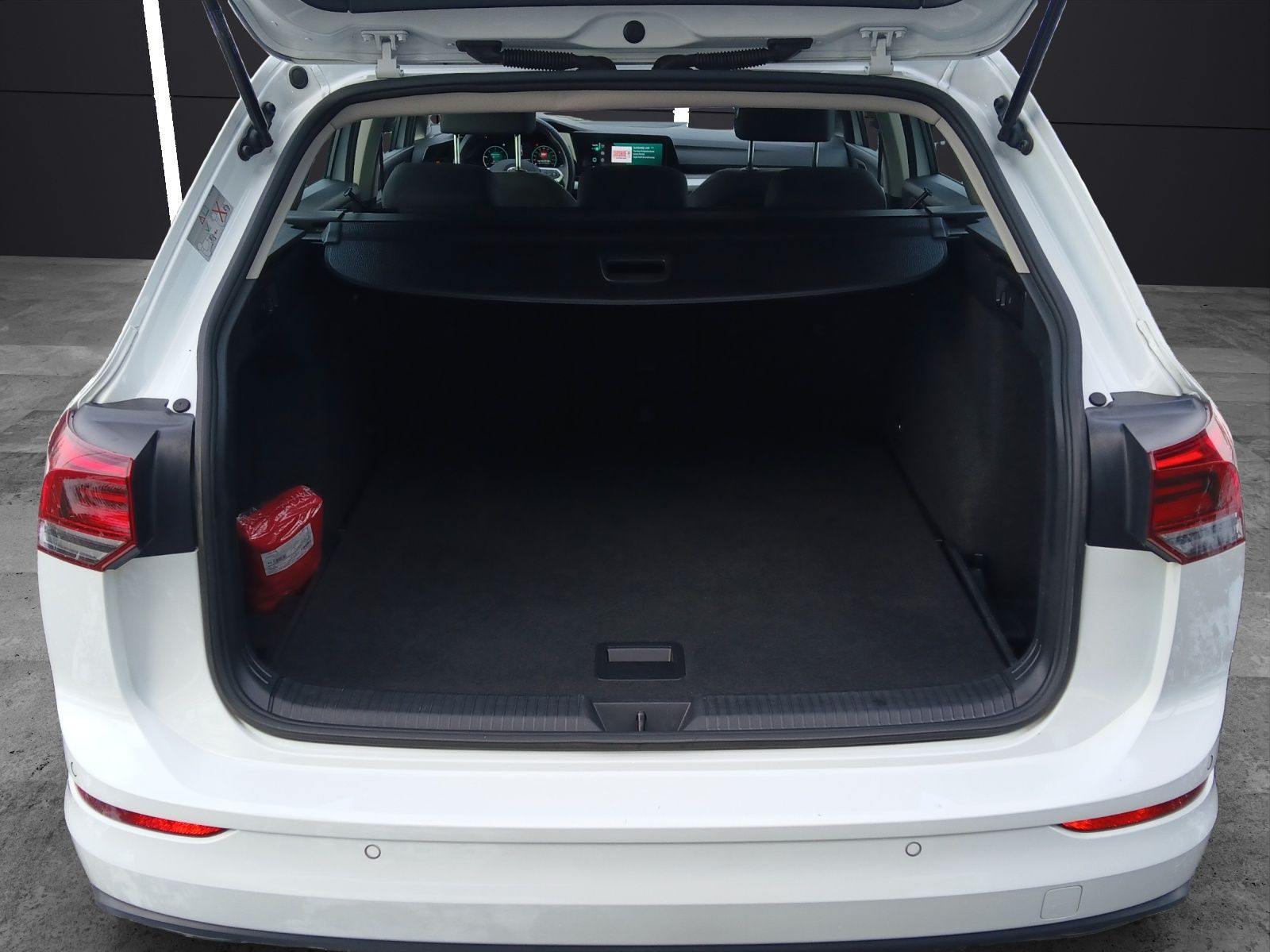 Fahrzeugabbildung Volkswagen Golf VIII Variant TDI Life DSG LED Navi AID ACC