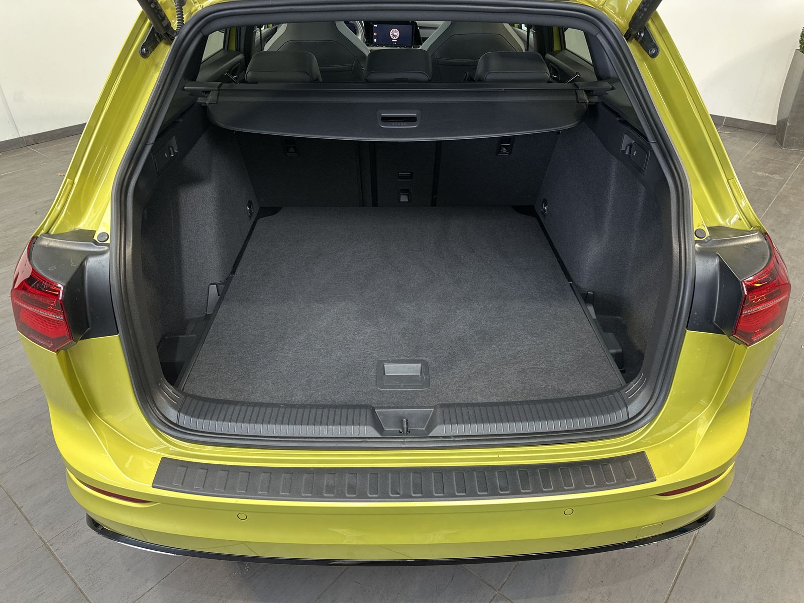 Fahrzeugabbildung Volkswagen Golf Variant 2.0 TSI DSG R-Line NAV+LED+AHK+PANO