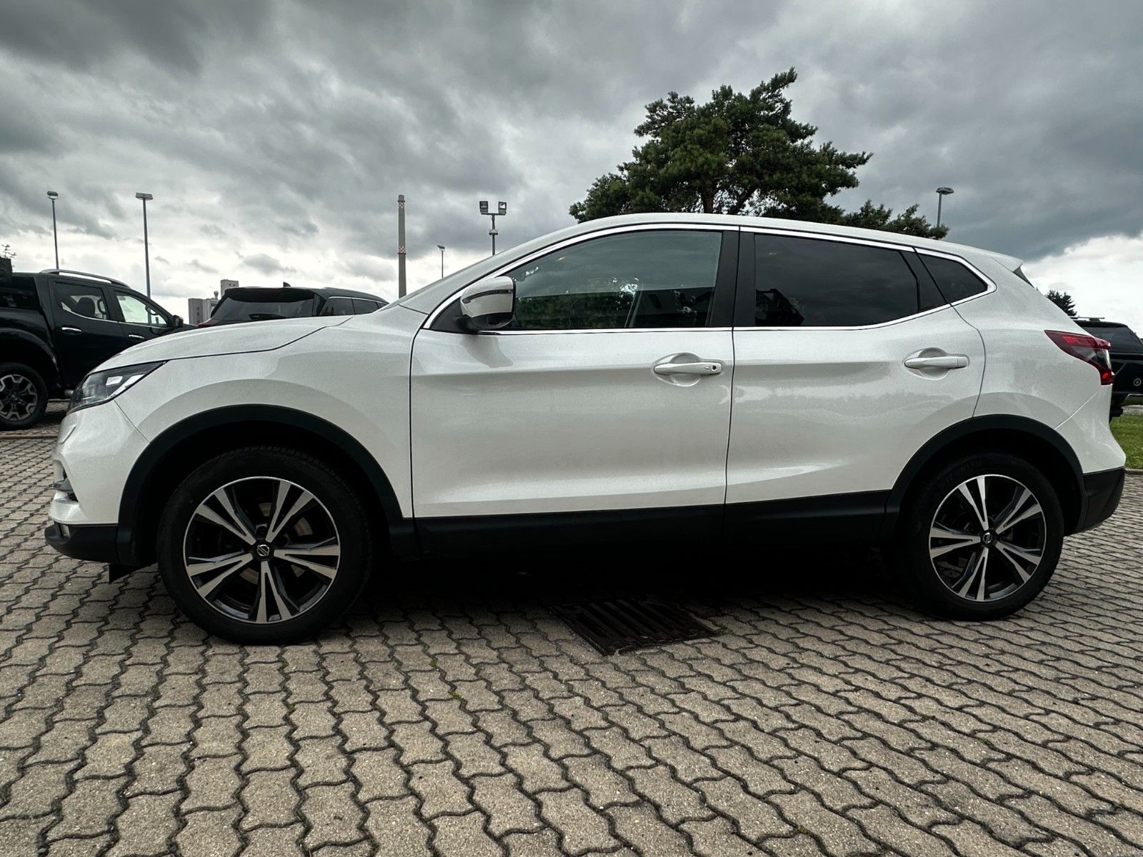 Fahrzeugabbildung Nissan Qashqai AHK / beh. FS/ Navigation / Alu