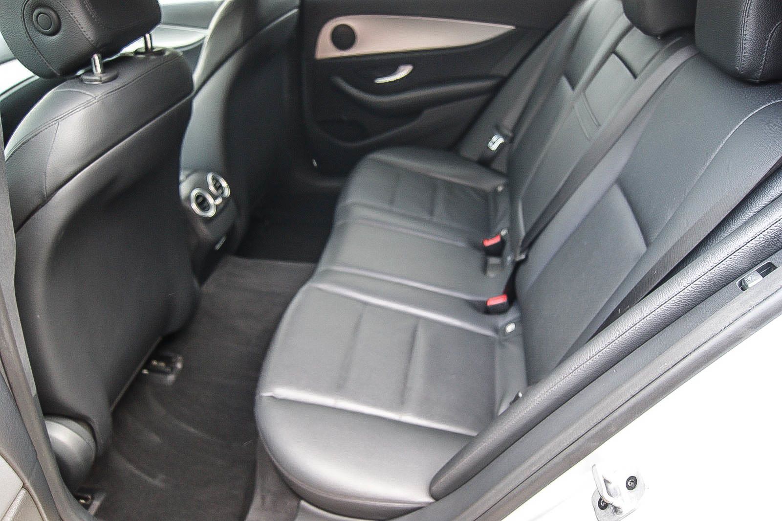 Fahrzeugabbildung Mercedes-Benz E 200 T-Modell 7-SITZER STANDHEIZUNG MULTI-BEAM