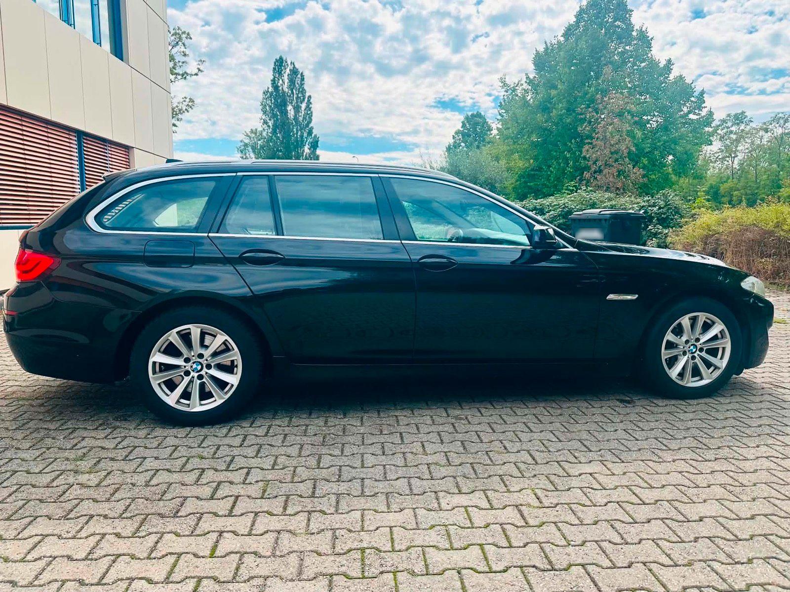 BMW 530 2011 — interior