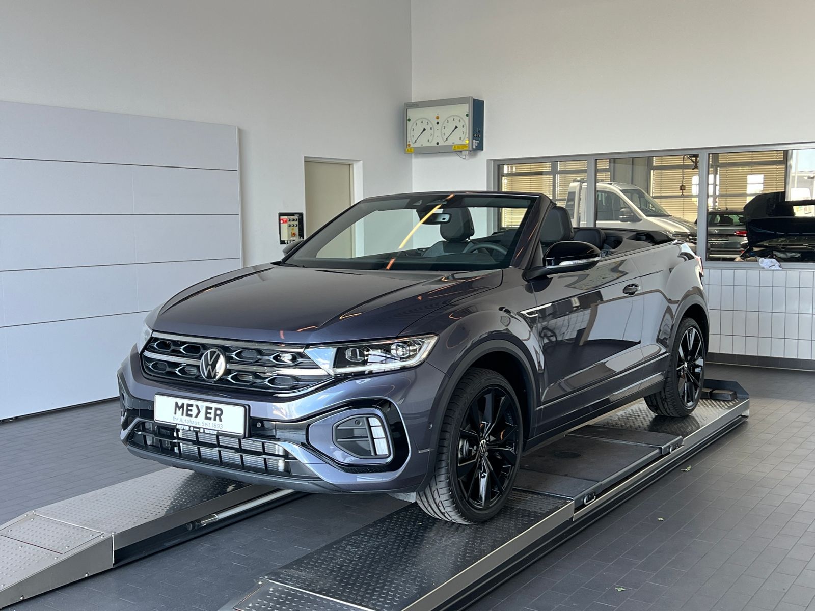 Fahrzeugabbildung Volkswagen T-Roc Cabriolet  R-Line 1.5 TSI DSG *AHK, Black