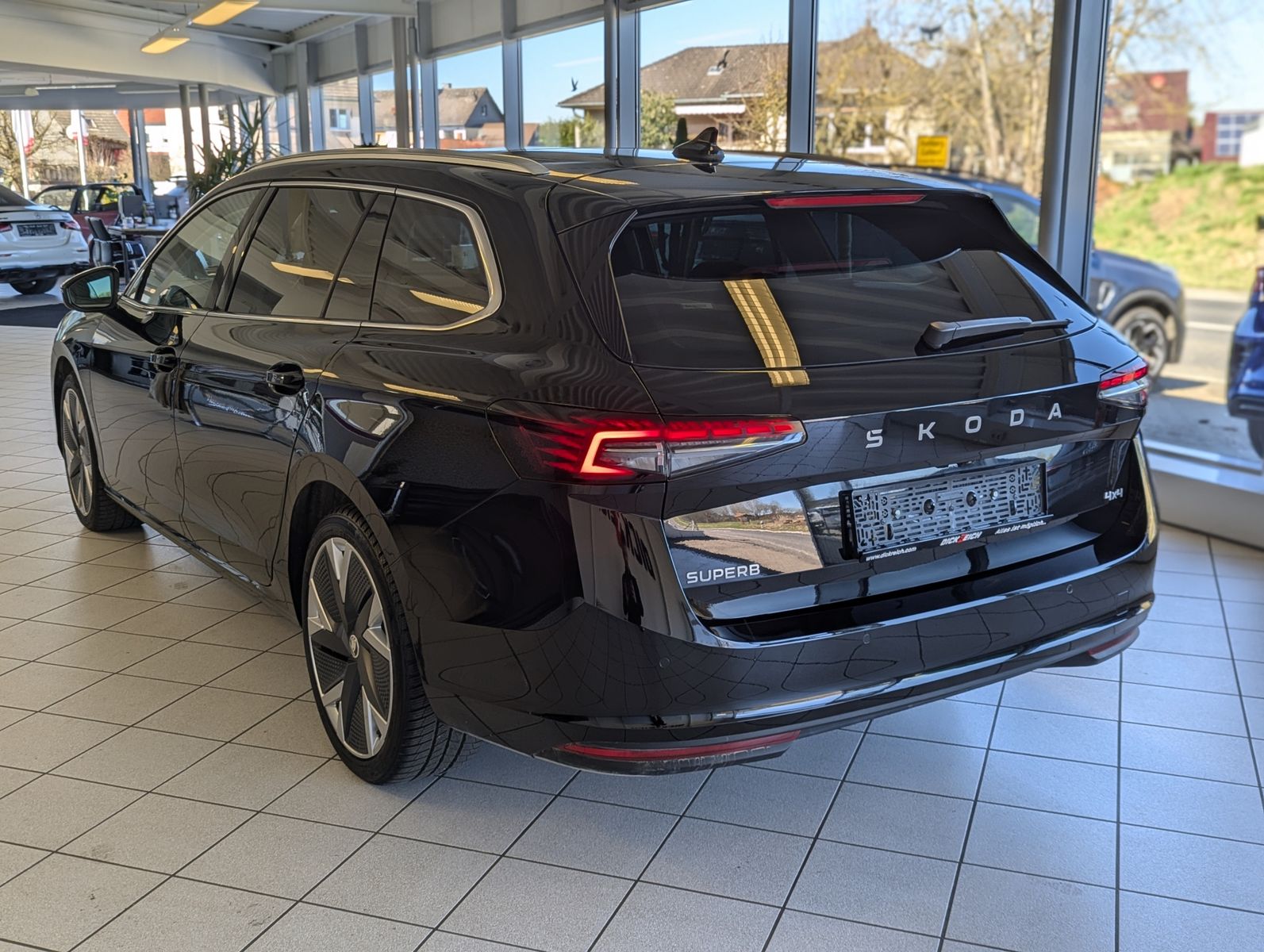 Fahrzeugabbildung SKODA Superb 2.0TDI DSG 4x4 Pano Matrix ACC AHK 5J Gar