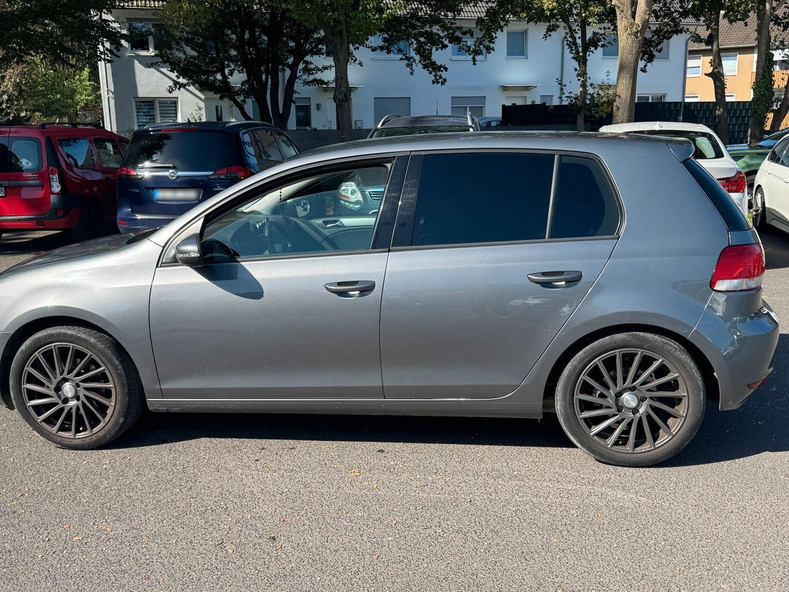 Volkswagen Golf 2011 — interior