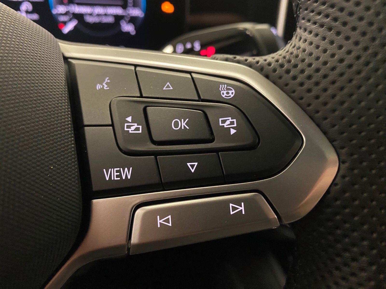 Fahrzeugabbildung Volkswagen Passat Variant 1.5 TSI R-Line+NAVI+MATRIX+AHK+