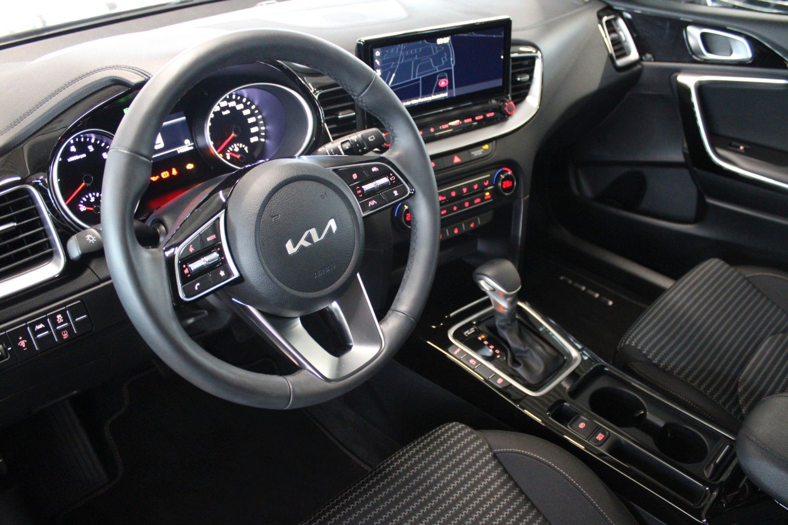 Fahrzeugabbildung Kia cee'd / Ceed Spirit Aut. LED NAVI ACC BLIS uvm.