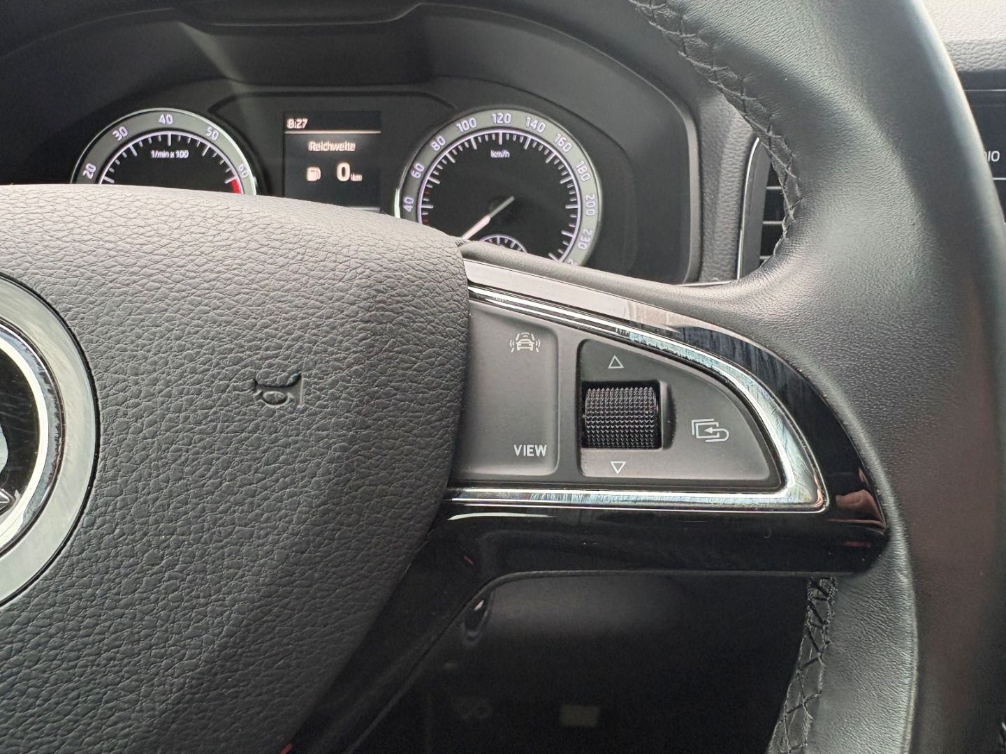 Fahrzeugabbildung SKODA Karoq Style Tempomat PDC Klima SHZ Bluetooth