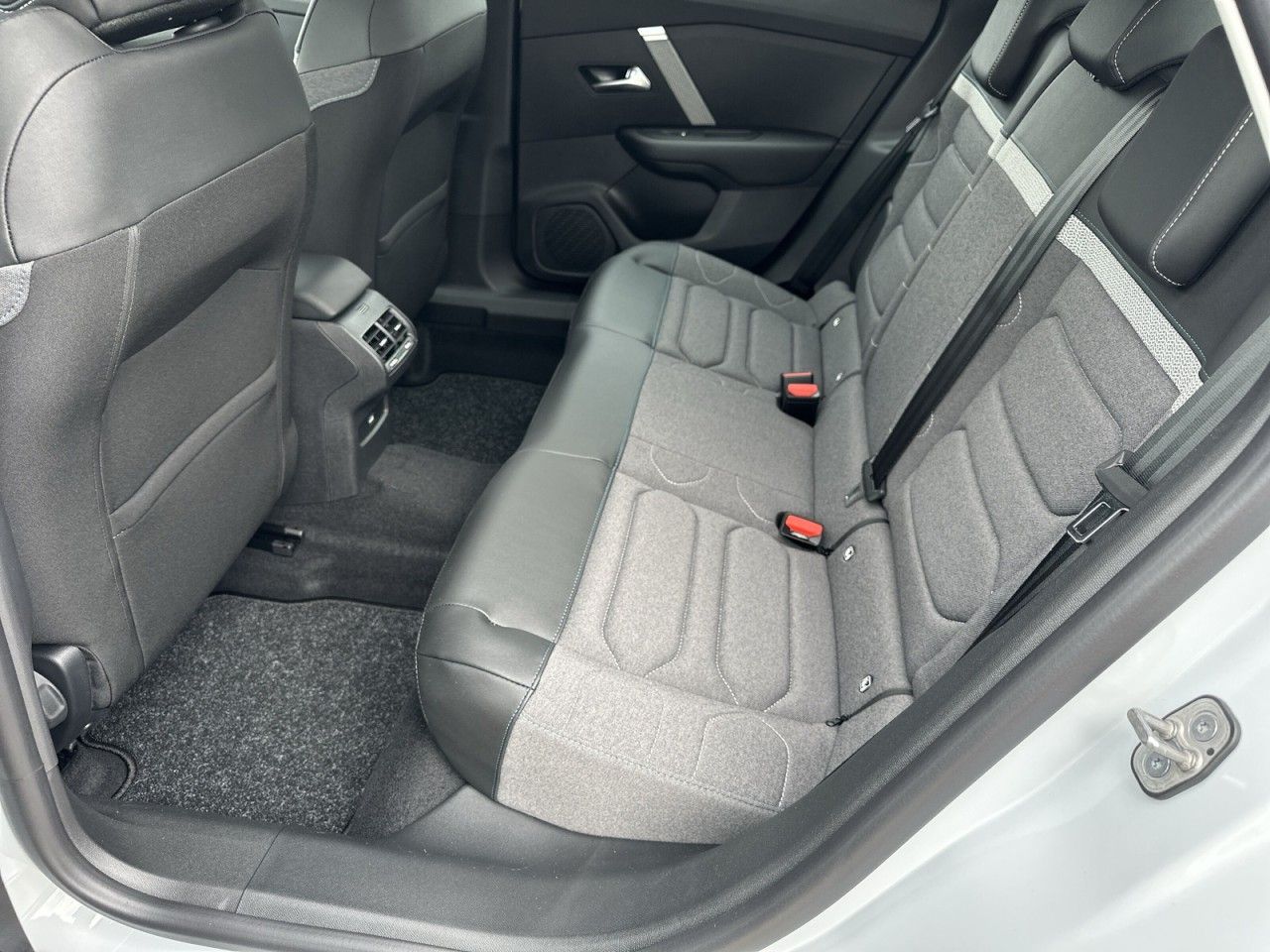 Fahrzeugabbildung Citroën C4 BlueHDi 130 S&S EAT8 Plus