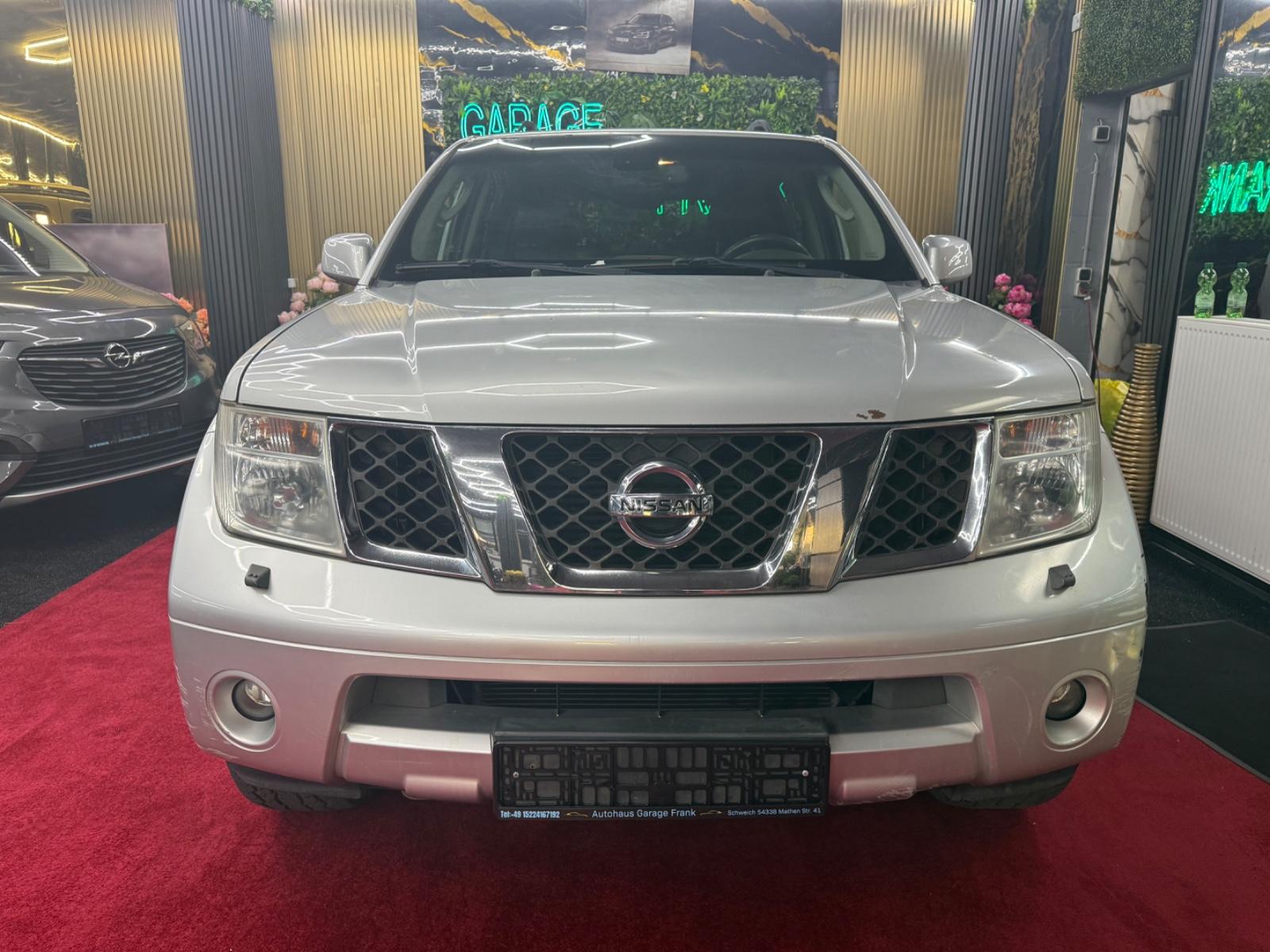 Nissan Pathfinder 2006 — вигляд ззаду