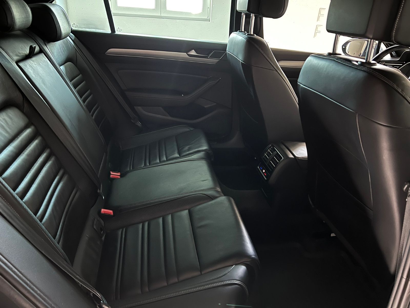 Fahrzeugabbildung Volkswagen Passat Lim. Highline 4Motion R-LINE/ACC/AHK/STHZ