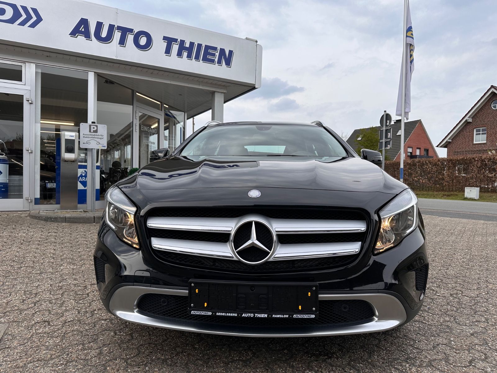 Fahrzeugabbildung Mercedes-Benz GLA 220 CDI Urban DCT AHK/Pano/SHZG/STANDHZG/GRA